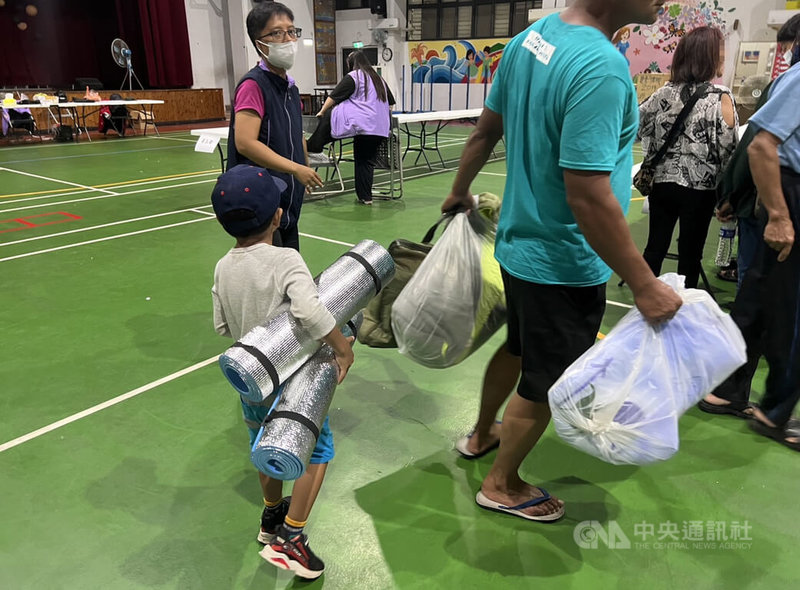 台東災害應變中心3日表示,台東縣計有7鄉鎮16處孤島效應地區,皆備妥14天安全存糧,上午預計撤離357人。圖為大王國小安置中心。中央社記者盧太城台東攝 112年9月3日