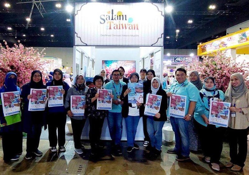 2023年馬來西亞吉隆坡旅展（MATTA FAIR）1日在馬來西亞國際會展中心（MITEC）登場，圖為清真台灣館的穆斯林旅行業者。（業者簡佩平提供）中央社實習記者吳冠緯吉隆坡傳真 112年9月3日