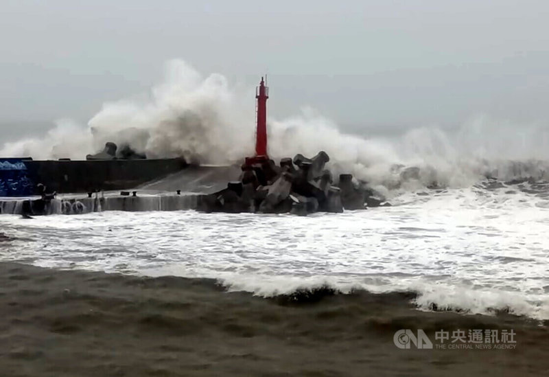颱風海葵來襲,3日中午過後綠島和東海岸風強雨大,金樽漁港激起浪花。中央社記者盧太城台東攝 112年9月3日