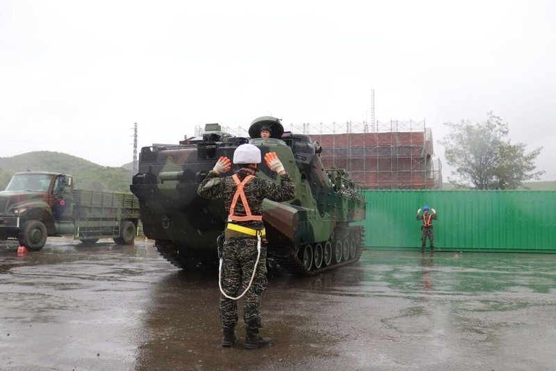 海軍陸戰隊兩棲突擊車（AAV7）完成整備及進駐，依令投入救災任務。（海軍司令部提供）中央社記者黃雅詩傳真  112年9月3日