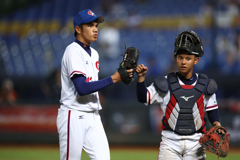 U18世界盃棒球賽台灣隊捕手胡孟智（右）將成為中職「最迷你」球員，2日先在未來主場洲際棒球場亮相，他表示，有想像一下未來以職棒球員站上場的畫面。（WBSC提供）中央社記者謝靜雯傳真  112年9月3日