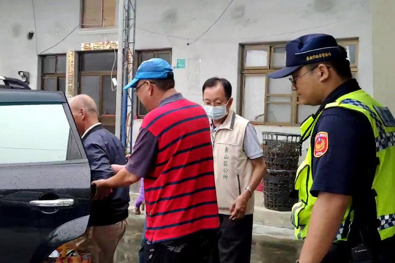 颱風海葵來襲，台南地區3日入夜後風雨明顯增強，台南市政府預估半夜時風雨更大，至傍晚6時已預防性撤離146人。圖為警方與東山區公所人員協助民眾撤離情形。（台南市政府提供）中央社記者楊思瑞台南傳真  112年9月3日