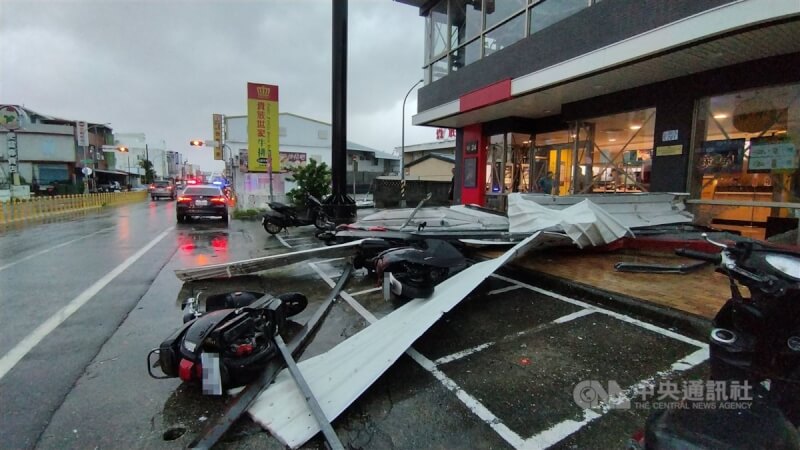 颱風海葵來勢洶洶，台東市中華路一家店外的廣告招牌3日下午不敵強風，遭吹落後壓倒數輛機車，所幸沒波及到路人。中央社記者盧太城台東攝 112年9月3日