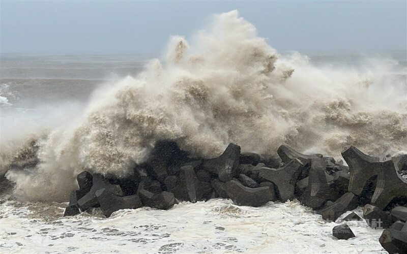 颱風海葵3日下午從台東登陸，帶來強風豪雨，瞬間陣風達16級，台東沿海被掀起滔天巨浪，數公尺高浪花鋪上沿岸消波塊。中央社記者盧太城台東攝 112年9月3日