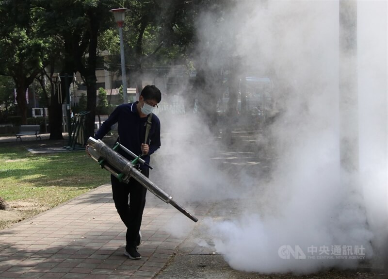 圖為防疫人員在高雄市苓雅區一處公園進行環境消毒工作，加強登革熱防治。（中央社檔案照片）