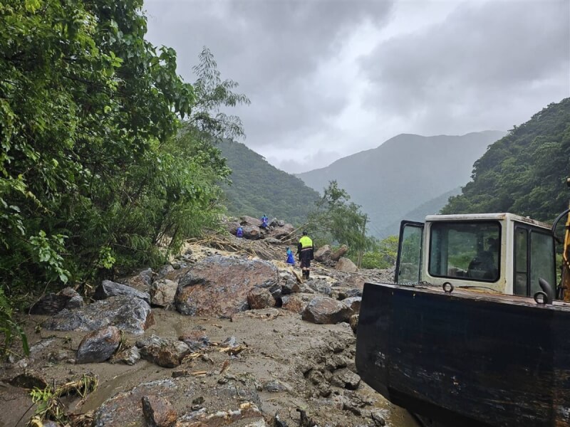 颱風海葵挾強風豪雨襲台,宜蘭縣南澳鄉碧候溫泉園區聯外產業道路3日下午發生土石流,交通中斷。南澳鄉公所表示,縣府4日將接手,盼下午能單線雙向搶通。(南澳鄉公所提供)中央社記者王朝鈺傳真 112年9月3日