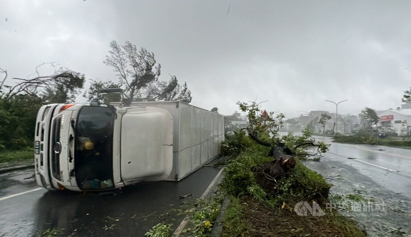 颱風海葵挾帶強風豪雨，3日台東市區1輛17噸重的冷凍貨車被掀翻。中央社記者盧太城台東攝  112年9月3日