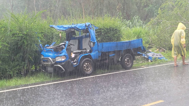 颱風海葵來襲,花蓮間歇性颳強風下大雨,卓溪鄉省道台30線一輛小貨車3日上午遭傾倒路樹砸中,車輛嚴重毀損、扭曲變形。(民眾提供)中央社記者李先鳳傳真 112年9月3日