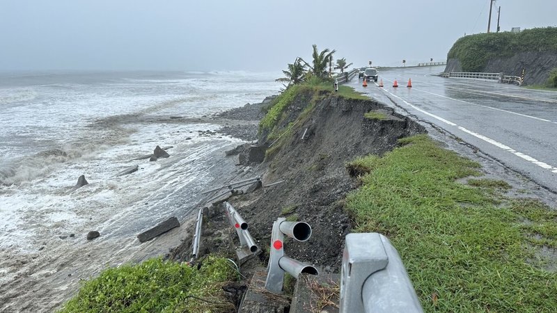 颱風海葵暴風圈3日中午已觸及台東縣,綠島與東海岸風強雨大,台東長濱鄉台11線竹湖路段因颱風長浪造成護欄、路肩沖刷流失20公尺。(民眾提供)中央社記者盧太城台東傳真 112年9月3日