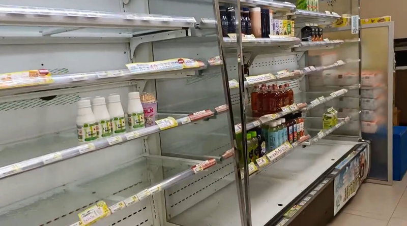 颱風海葵暴風圈3日上午已接觸綠島，島上超商貨架上的食品幾乎被搶購一空。（民眾提供）中央社記者盧太城台東傳真  112年9月3日