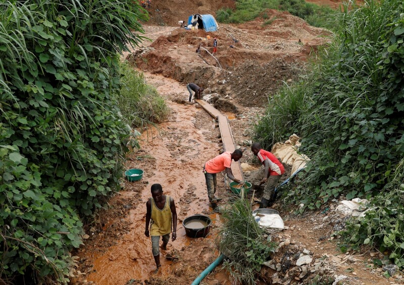 圖為2018年4月7日剛果民眾在東部採金礦。（路透社）