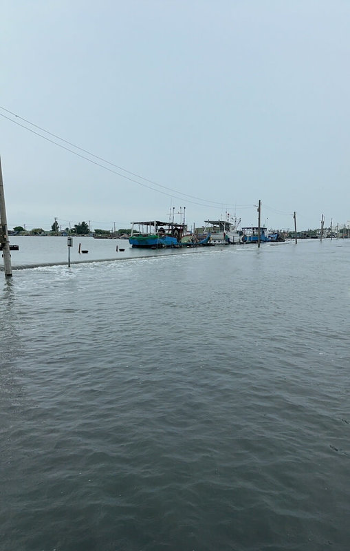 雲林縣口湖鄉箔子寮漁港近日一再發生海水倒灌,3日上午颱風海葵還未登陸,潮水再度溢出堤防,居民擔憂等颱風越過中央山脈後,淹水情況恐將更嚴重。(王溪邊提供)中央社記者蔡智明傳真 112年9月3日