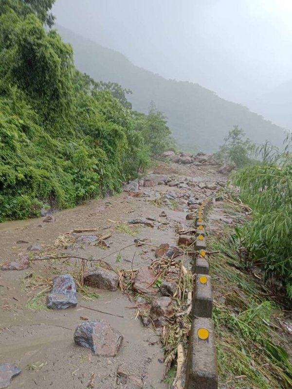 颱風海葵來襲，宜蘭縣南澳鄉碧候溫泉園區聯外道路邊坡3日發生土石流，交通中斷，目前園區已提前閉園，後續將視搶修情況再決定重新開園時間。（宜蘭縣政府工商旅遊處提供）中央社記者王朝鈺傳真 112年9月3日