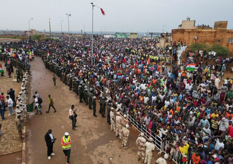 尼日支持政變軍政府的民眾2日聚集在法國士兵駐紮基地附近，要求法國軍隊離開。 （路透社）