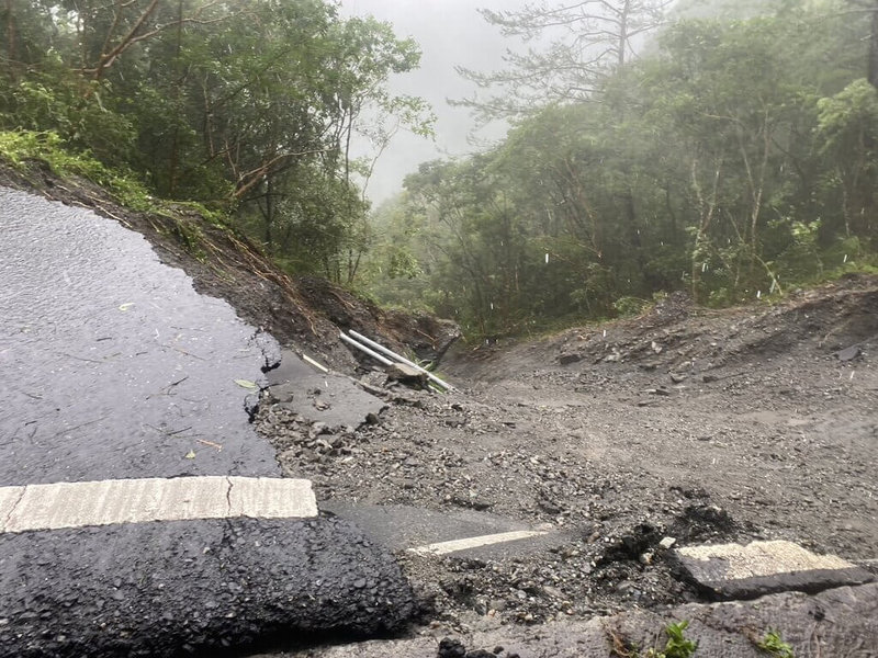 南橫公路利稻部落附近路基流失20公尺,交通中斷,台東縣政府4日晚間宣布,沿線的霧鹿、利稻村5日停班停課。(邱強永提供)中央社記者盧太城台東傳真 112年9月4日