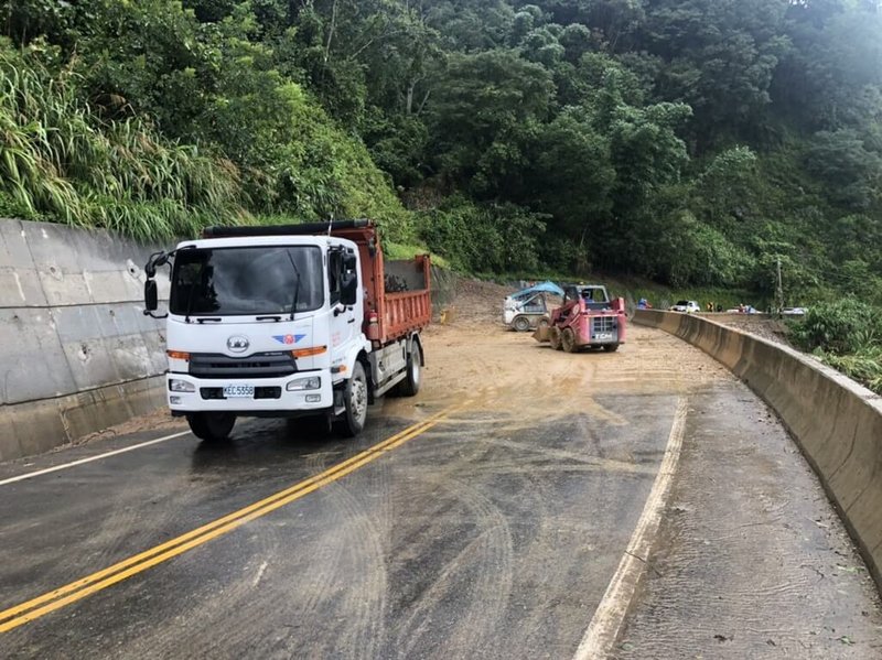 颱風海葵來襲，台14線南投縣仁愛鄉春陽往廬山4日上午出現泥流，公路總局第二區養護工程處埔里工務段已清除，車輛可通行。（公路總局提供）中央社記者蕭博陽南投縣傳真  112年9月4日