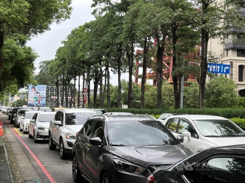 台中市4日放颱風假，但上午風雨不大，七期商圈周邊出現車潮，在惠中路排成長長隊伍，等待進百貨公司。中央社記者郝雪卿攝 112年9月4日