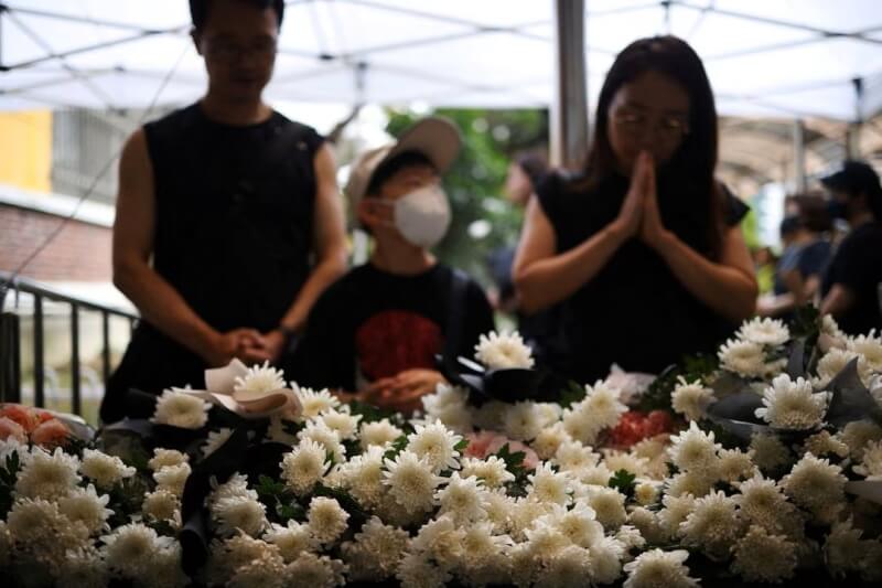韓國民眾4日聚集在國小悼念7月輕生的教師。（路透社）