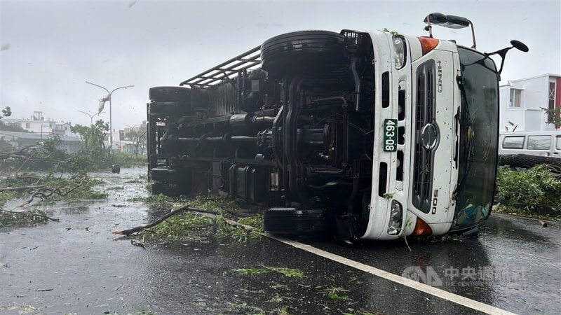 颱風海葵來襲，首當其衝的台東風強雨大，3日市區1輛17噸重的冷凍貨車被掀翻，街道一片狼藉。中央社記者盧太城台東攝 112年9月3日