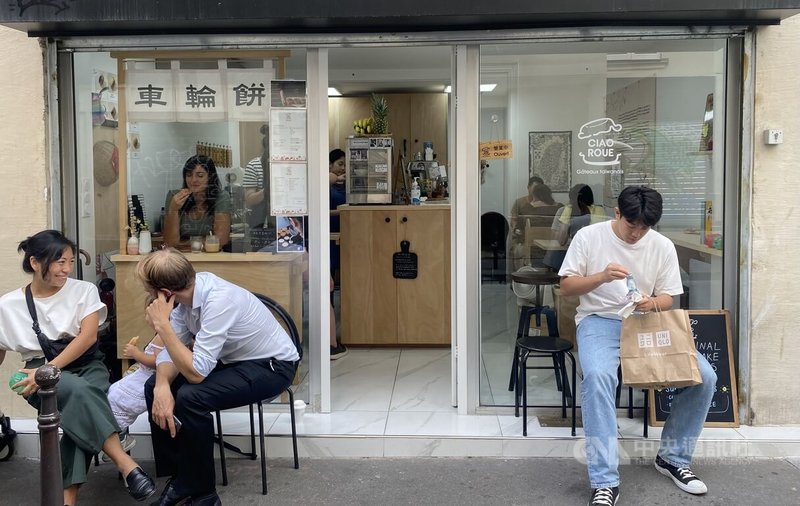 巴黎的Ciao Roue車輪餅專賣店受到世界報報導,也因此獲得許多網紅探店力推,負責人張巧薇告訴中央社,希望在法國創造一個屬於童年回憶的地方,帶給客人溫馨和幸福感。中央社記者曾婷瑄巴黎攝 112年9月4日