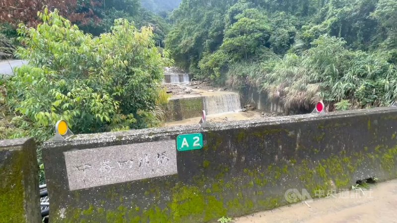 颱風海葵襲台，嘉義縣中埔鄉中崙4號橋（位於台3線）上游林地3日崩塌，農業部林業及自然保育署嘉義分署表示，後續會盡快跟相關單位會勘處理。中央社記者蔡智明攝  112年9月4日