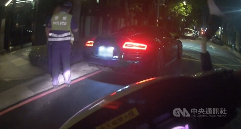 李姓男子日前酒後駕駛新車價達新台幣千萬元的AUDI R8敞篷跑車，行經台北市松山區見警路檢，立即關閉敞篷狀態並緩行入巷。員警見狀攔停盤查，測出李男酒測值超標，當場逮捕並依規定查扣車牌禁駛。（翻攝照片）中央社記者黃麗芸傳真  112年9月4日