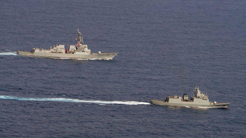 菲律賓與美國海軍艦艇4日聯合航行，穿越菲律賓專屬經濟區內的南海海域。（圖取自菲律賓武裝部隊網頁afp.mil.ph）