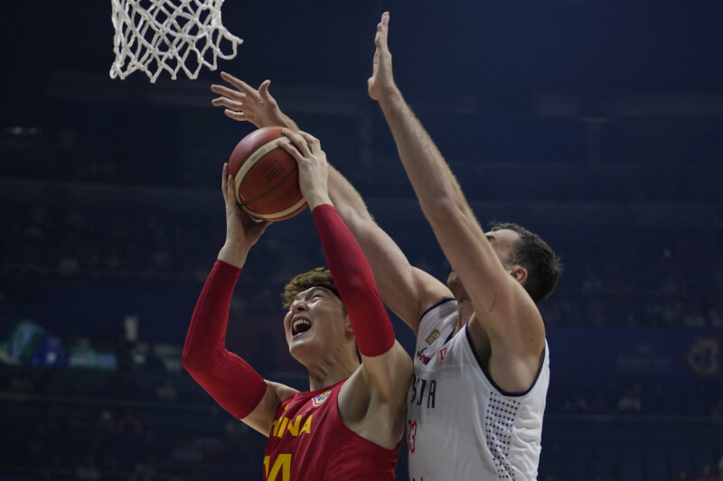 世界盃男籃賽中國隊不僅無緣明年巴黎奧運，32強排名第29創隊史最差。圖為8月26日中國對上塞爾維亞，中鋒王哲林（左）持球。（美聯社）