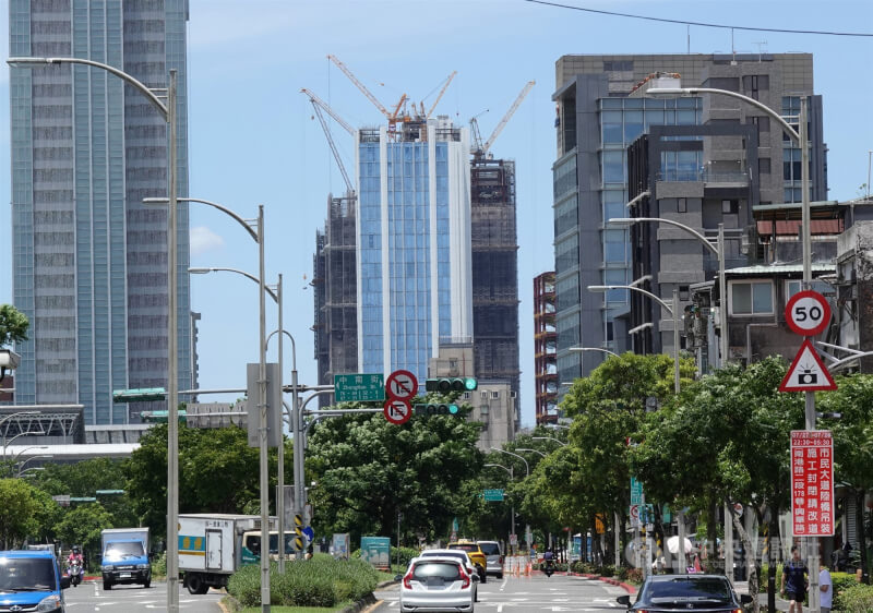 圖為台北市南港區建築工地。（中央社檔案照片）