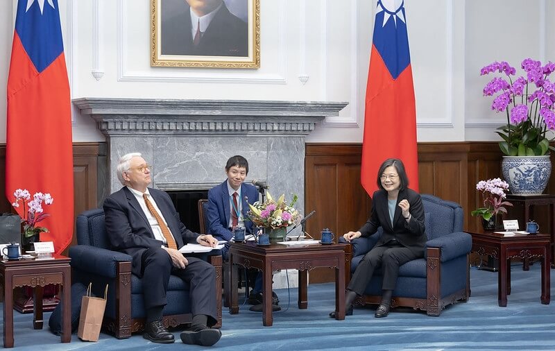 總統蔡英文（右）4日下午接見戰略暨國際研究中心（CSIS）訪問團，感謝CSIS長期關注台海及台灣議題。（總統府提供）