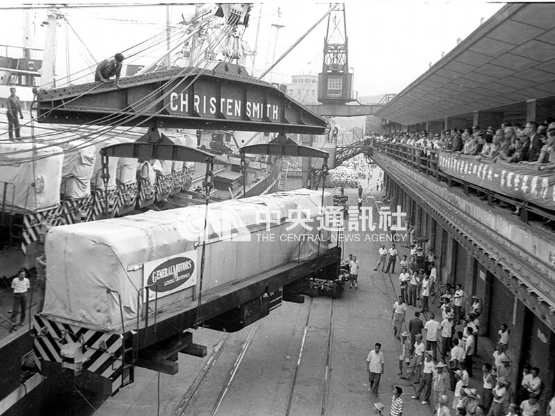 1966年，台鐵新購的柴油機車頭從美國貨輪「CHRISTEN SMITH」號卸下基隆港碼頭，許多人到場參觀。（中央社檔案照片）