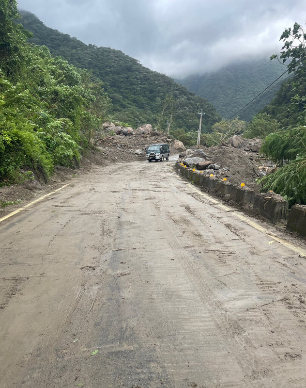 宜蘭縣南澳鄉碧候溫泉園區聯外產業道路上邊坡3日發生土石流，道路經搶修後已於4日下午恢復雙向通行，但因持續大雨溪水暴漲，已越過部分道路淹水及膝，考量民眾與遊客安全，南澳鄉公所將於5日下午視情況開放通行。（南澳鄉公所提供）中央社記者王朝鈺傳真  112年9月4日