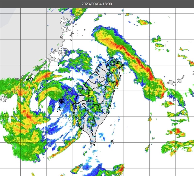 中央氣象局表示，颱風海葵仍持續在原地打轉，強度減弱。圖為4日晚間6時台灣上空雷達回波圖。（圖取自中央氣象局網頁cwb.gov.tw）
