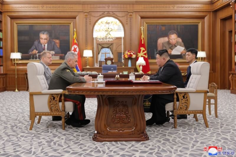 根據南韓掌握的情報，俄羅斯國防部長蕭依古（前左）7月訪北韓時，曾向北韓領導人金正恩（前右）提議雙方與中國舉行海上聯合軍演。（圖取自北韓中央通信社網頁kcna.kp）
