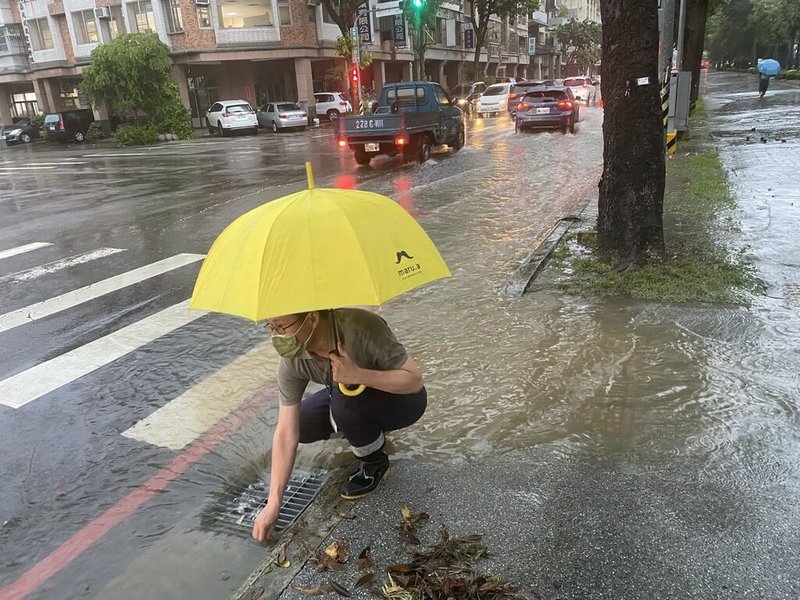 台中市水利局5日表示，大雨造成市區部分道路積水，主因是側溝格柵板遭樹葉阻塞，區公所人員已前往處理。（市府提供）中央社記者趙麗妍傳真  112年9月5日