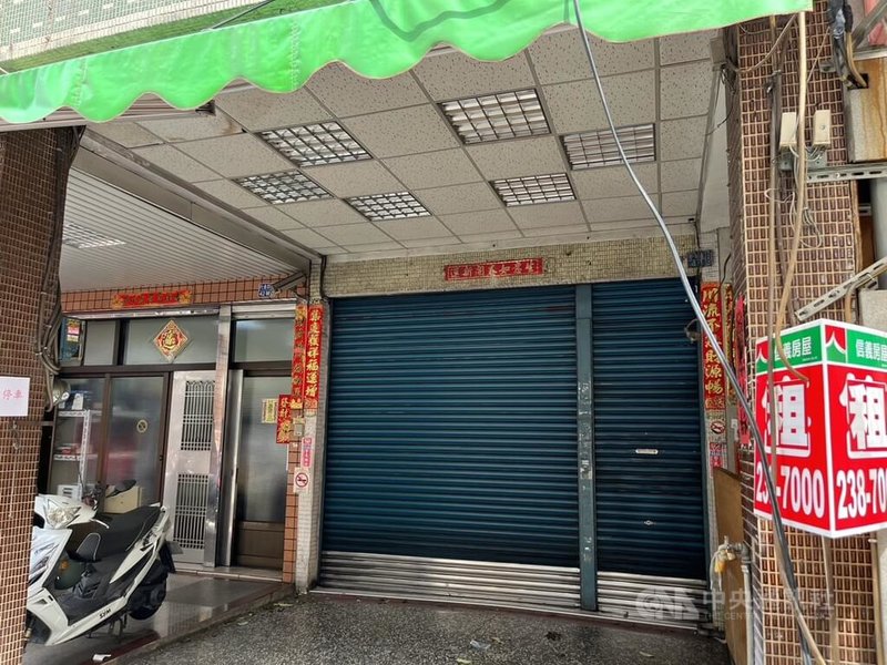 高雄市1家冰店7月發生沙門氏桿菌食品中毒事件，累計44人就醫。高雄市衛生局5日表示，當下勒令停業直到符合衛生規範，併處新台幣36萬元罰鍰，相關事證移送地檢署偵辦。記者實地走訪冰店原址，目前招牌已全數拆除，並放有出租牌。中央社記者林巧璉攝 112年9月5日