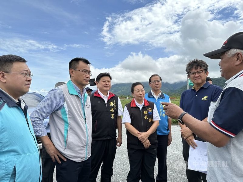 颱風海葵為花蓮帶來豪大雨，農作物金針、水稻等受損嚴重，農業部長陳吉仲（左2）5日到花蓮視察災損情形，允諾給予農民協助。中央社記者李先鳳攝  112年9月5日