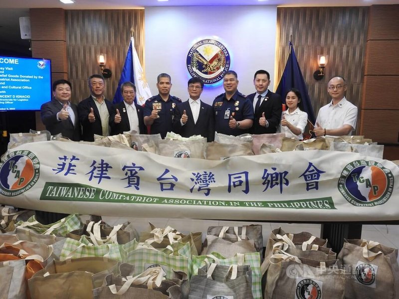 菲律賓台灣同鄉會5日捐贈500份物資給菲律賓國家警署，將轉交給颱風災民解決燃眉之急，由國家警署代理後勤副主任伊格納秀（左4）代表接受。中央社記者陳妍君馬尼拉攝  112年9月5日