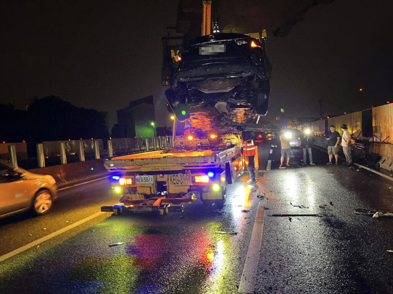 陳姓男子4日深夜駕駛自小客車行經國道一號北向173.1公里處台中路段，車輛突然失控撞擊外側護欄，陳男輕傷送醫，國道警察到場將事故車輛調離現場。（民眾提供）中央社記者趙麗妍傳真  112年9月5日