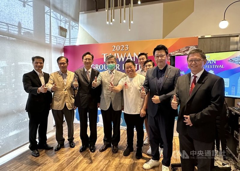 台農發攜手新加坡瓊榮記海鮮舉辦「台灣石斑魚嘉年華」活動,瓊榮記海鮮公司董事長劉健文(左5)、台農發公司董事長洪忠修(左4)、駐新加坡代表童振源(左3)等人出席5日的開幕品嚐會。中央社記者侯姿瑩新加坡攝 112年9月5日