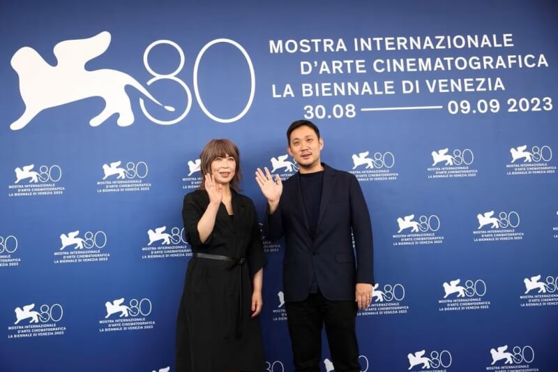 日本導演濱口竜介（右）與作曲家石橋英子（左）4日在威尼斯影展上合影。（路透社）
