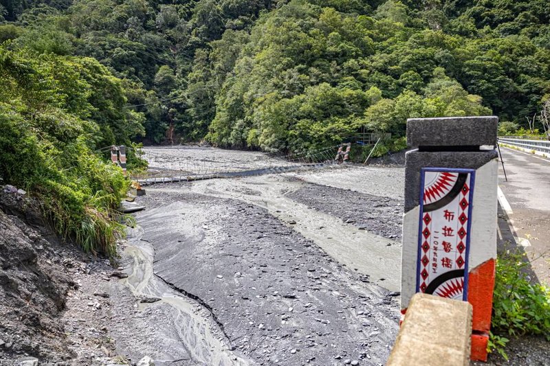 颱風海葵降雨造成南投縣仁愛鄉情人吊橋（左）沖毀，一旁居民進出使用的布拉魯橋（右）也受損，初步由廠商回填砂土、鋼構固定以加強橋墩安全。（南投縣政府提供）中央社記者蕭博陽南投縣傳真  112年9月5日