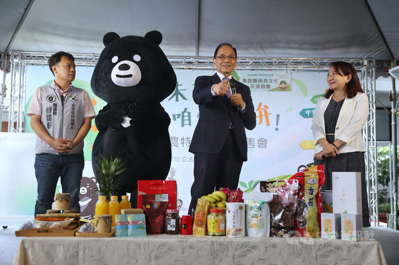立法院長游錫堃（右2）5日在立法院出席南投縣農特產品推廣活動，豎起大拇指比讚，希望大家支持台灣在地品牌。中央社記者王飛華攝  112年9月5日