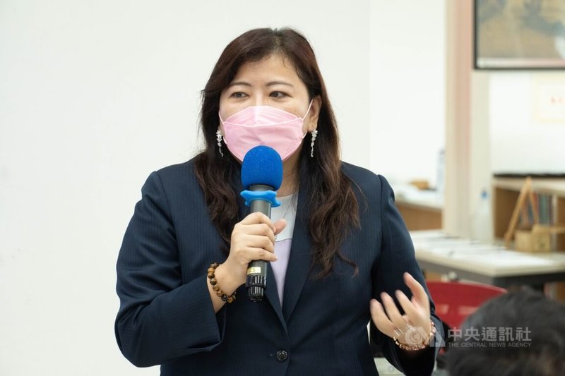 2023國際美感教育論壇5日在吉隆坡台灣學校舉行,台校校長鄭雅芬分享學校推行美感教育經驗。中央社實習記者吳冠緯吉隆坡攝 112年9月5日