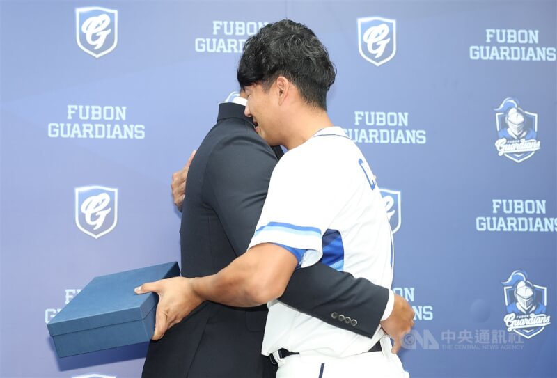 中華職棒富邦悍將隊野手高國輝（左）今年球季結束後將引退，5日下午在新莊棒球場出席記者會，球員林哲瑄（右）現身送上祝福，兩人相互擁抱。中央社記者趙世勳攝 112年9月5日
