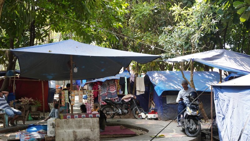 印尼西爪哇席安約鎮去年底發生強震，至今仍有上千名災民仍住在帳篷。圖為搭建在市區公園的帳篷。中央社記者李宗憲西爪哇攝 112年9月5日