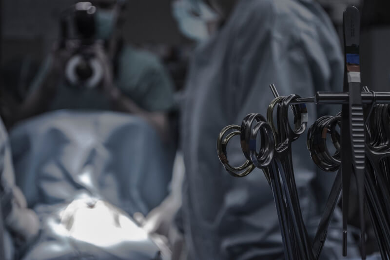 紐西蘭一名婦人2020年經剖腹產生下寶寶，事隔18個月後卻發現她的腹腔內留有一只餐盤大小的手術器械。（示意圖／圖取自Unsplash圖庫）