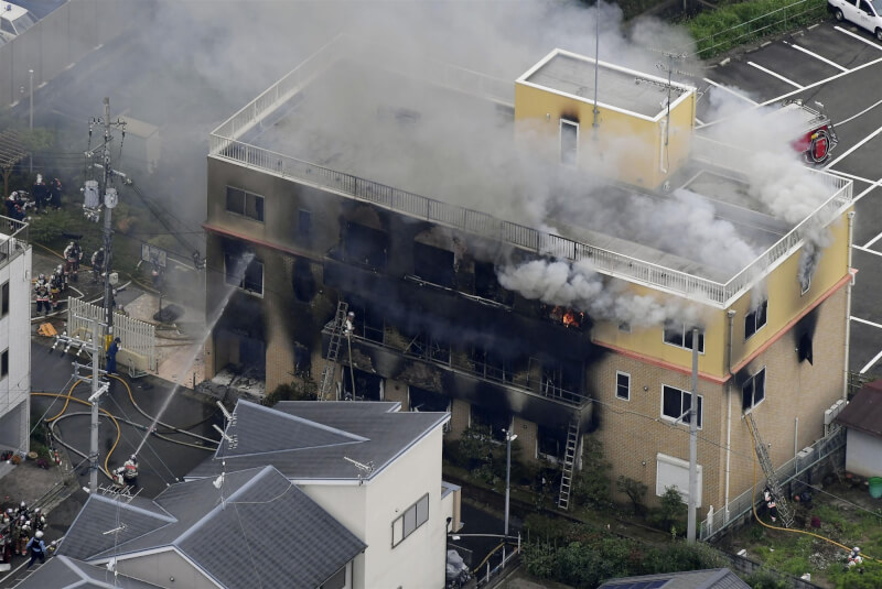 被告青葉2019年7月18日上午在京都市伏見區的京阿尼第一工作坊潑灑汽油縱火，造成36死32傷。（共同社）