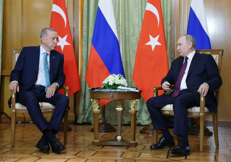 土耳其總統艾爾段（左起）與俄羅斯總統蒲亭會談。（圖取自twitter.com/RTErdogan）