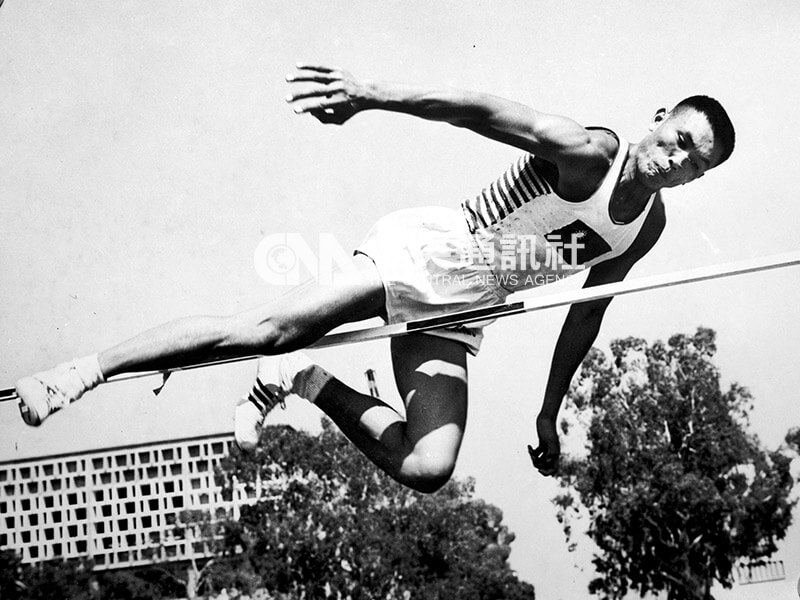 楊傳廣在1960年羅馬奧運跳高項目中，跳出190公分的成績，以900的高分勇奪第一。（中央社檔案照片）